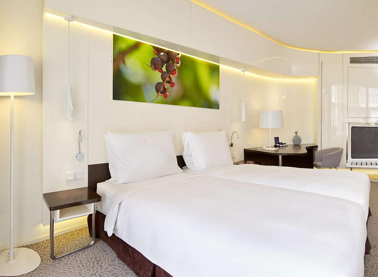Radisson Blu Hotel & Convention Centre คิกาลี ภายนอก รูปภาพ A room at the hotel