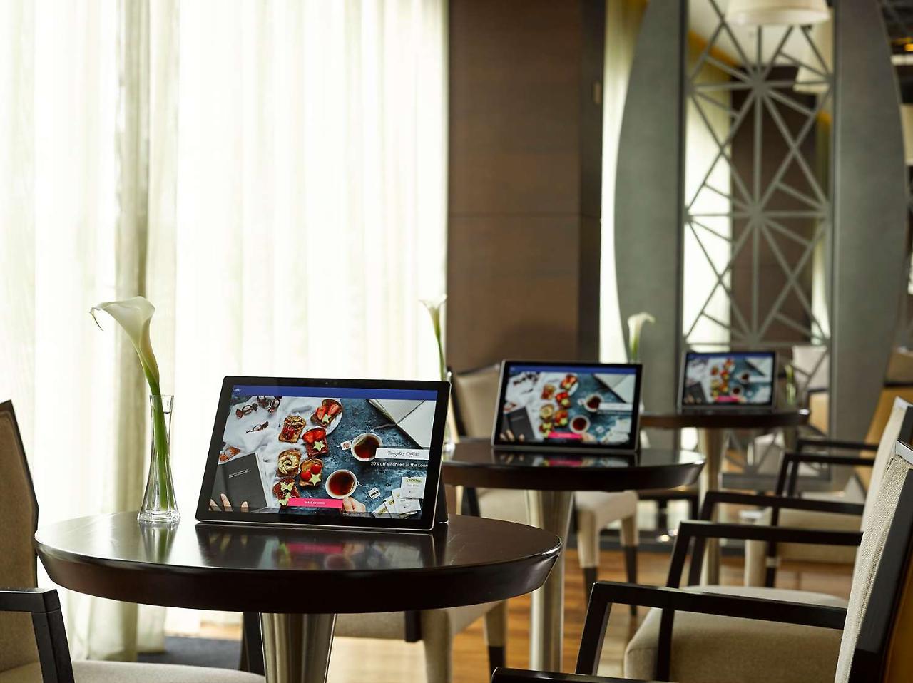 Radisson Blu Hotel & Convention Centre คิกาลี ภายนอก รูปภาพ A tablet computer