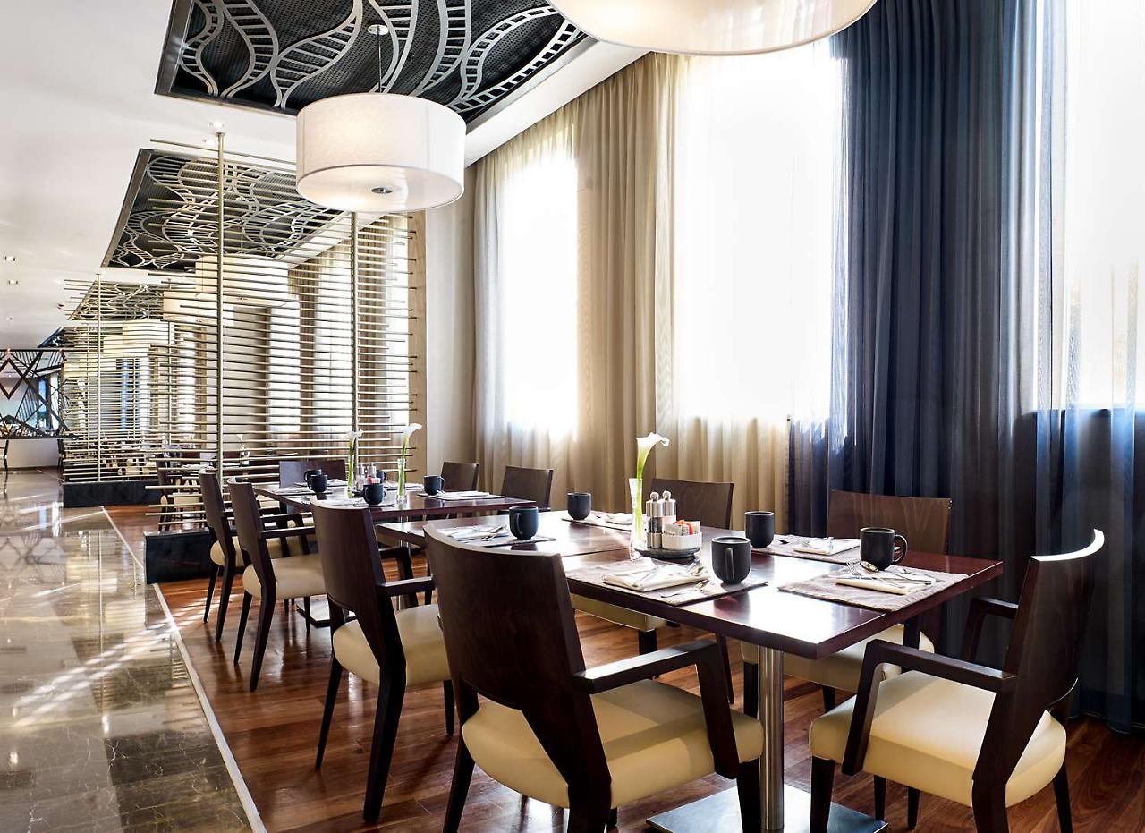 Radisson Blu Hotel & Convention Centre คิกาลี ภายนอก รูปภาพ The restaurant
