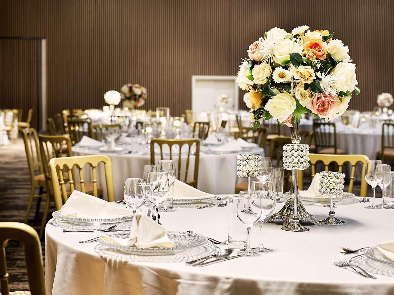 Radisson Blu Hotel & Convention Centre คิกาลี ภายนอก รูปภาพ A table set for a formal dinner
