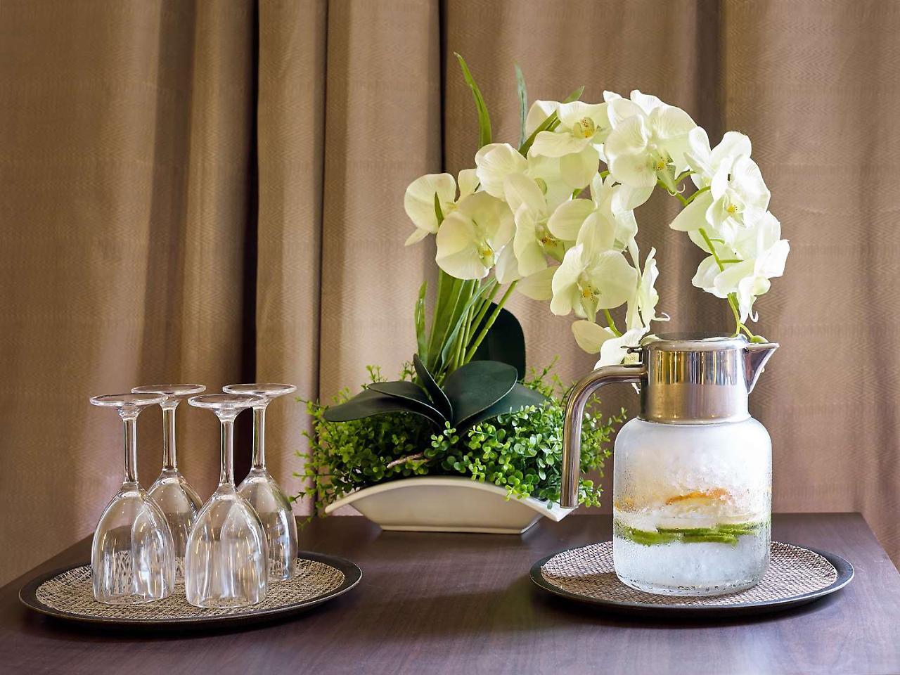 Radisson Blu Hotel & Convention Centre คิกาลี ภายนอก รูปภาพ A set of wine glasses
