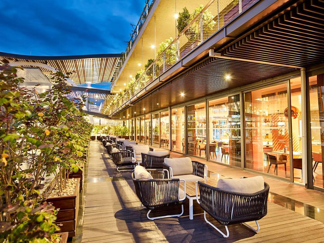 Radisson Blu Hotel & Convention Centre คิกาลี ภายนอก รูปภาพ The Terrace