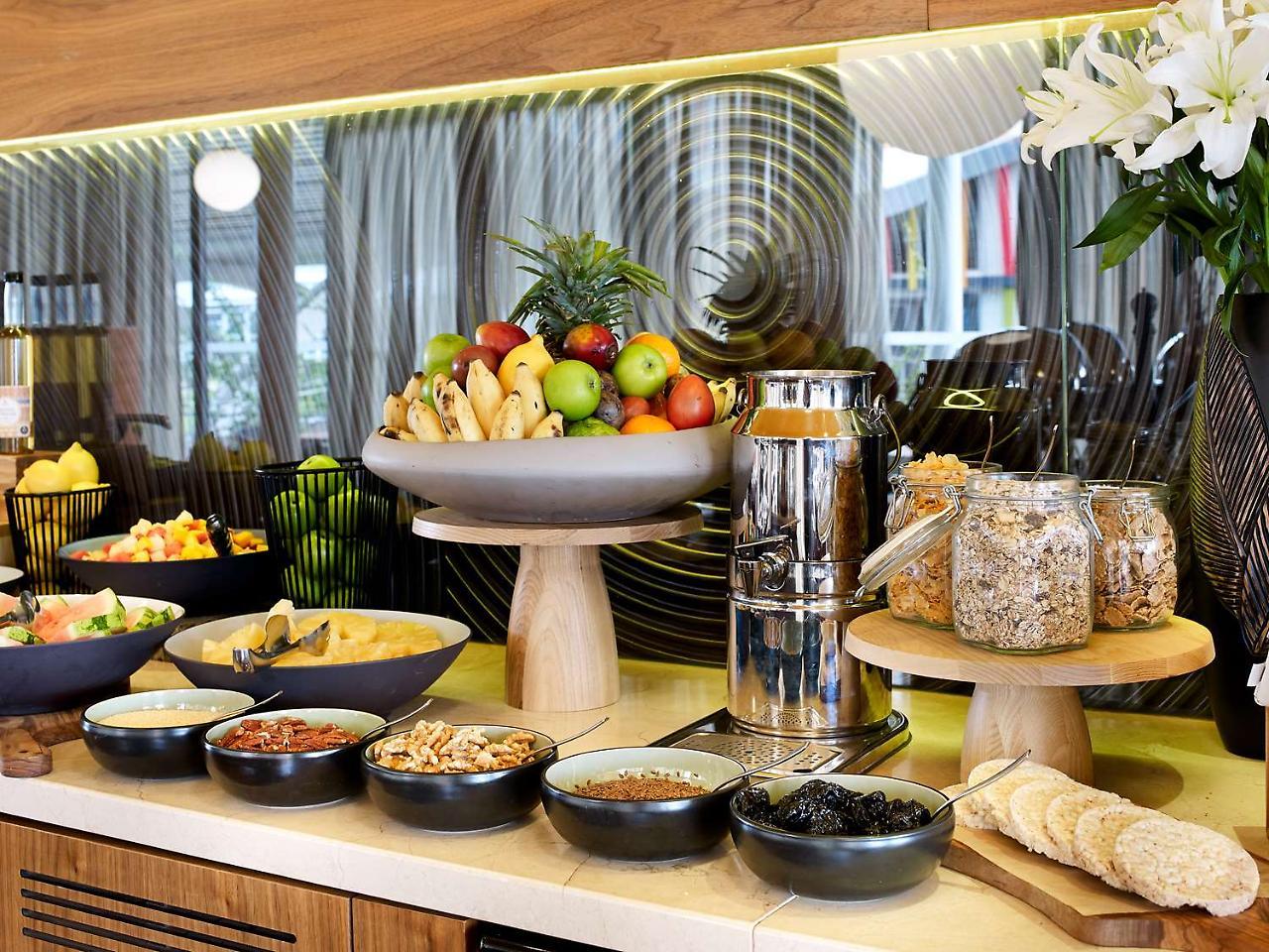 Radisson Blu Hotel & Convention Centre คิกาลี ภายนอก รูปภาพ A breakfast buffet