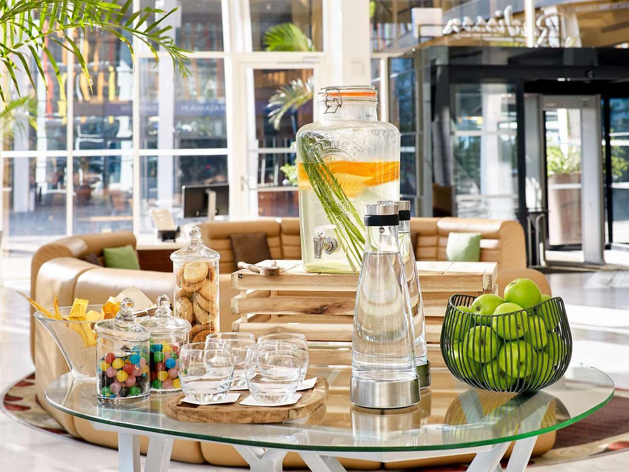 Radisson Blu Hotel & Convention Centre คิกาลี ภายนอก รูปภาพ The lobby of the hotel