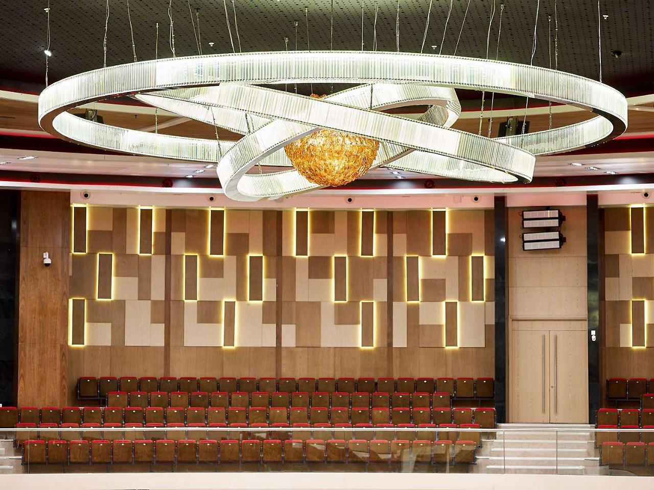 Radisson Blu Hotel & Convention Centre คิกาลี ภายนอก รูปภาพ The interior of the main hall