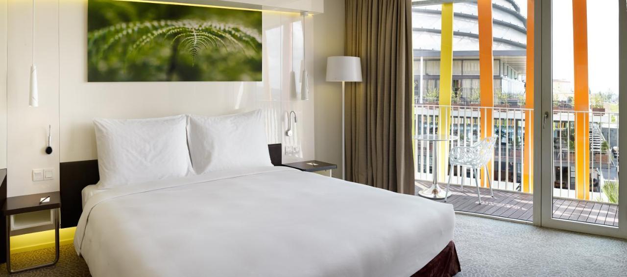 Radisson Blu Hotel & Convention Centre คิกาลี ภายนอก รูปภาพ A room at the hotel