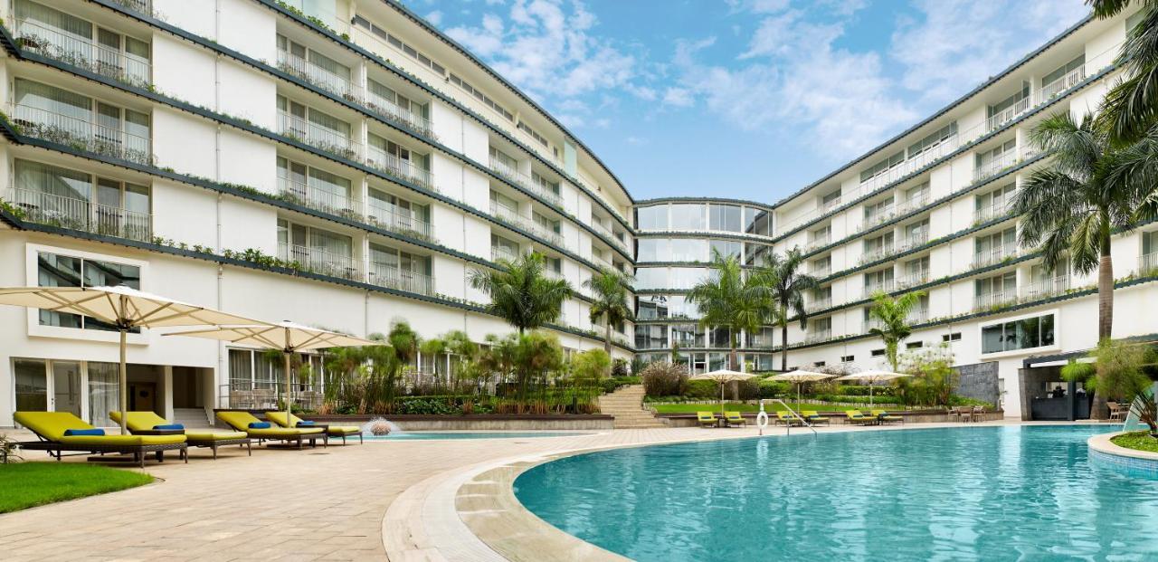 Radisson Blu Hotel & Convention Centre คิกาลี ภายนอก รูปภาพ The pool at the hotel