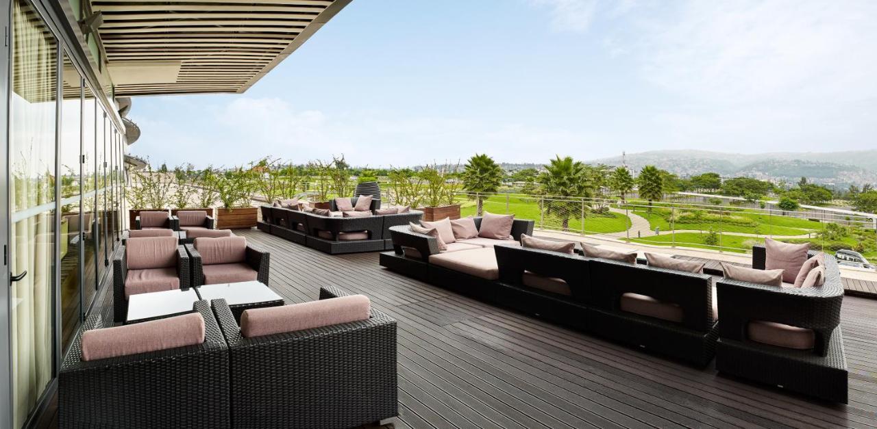 Radisson Blu Hotel & Convention Centre คิกาลี ภายนอก รูปภาพ The View