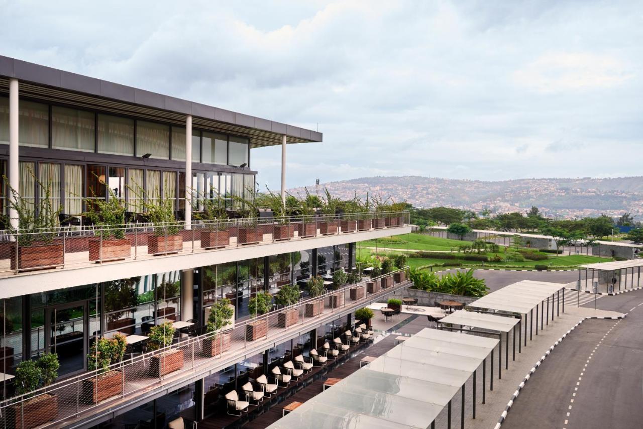 Radisson Blu Hotel & Convention Centre คิกาลี ภายนอก รูปภาพ The clubhouse at the Royal Golf Club