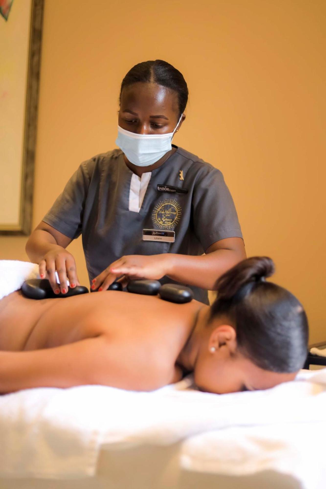 Radisson Blu Hotel & Convention Centre คิกาลี ภายนอก รูปภาพ Hot stone massage