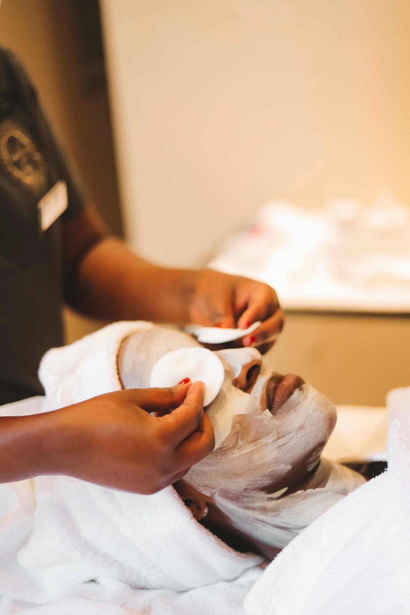 Radisson Blu Hotel & Convention Centre คิกาลี ภายนอก รูปภาพ A woman applying a facial mask