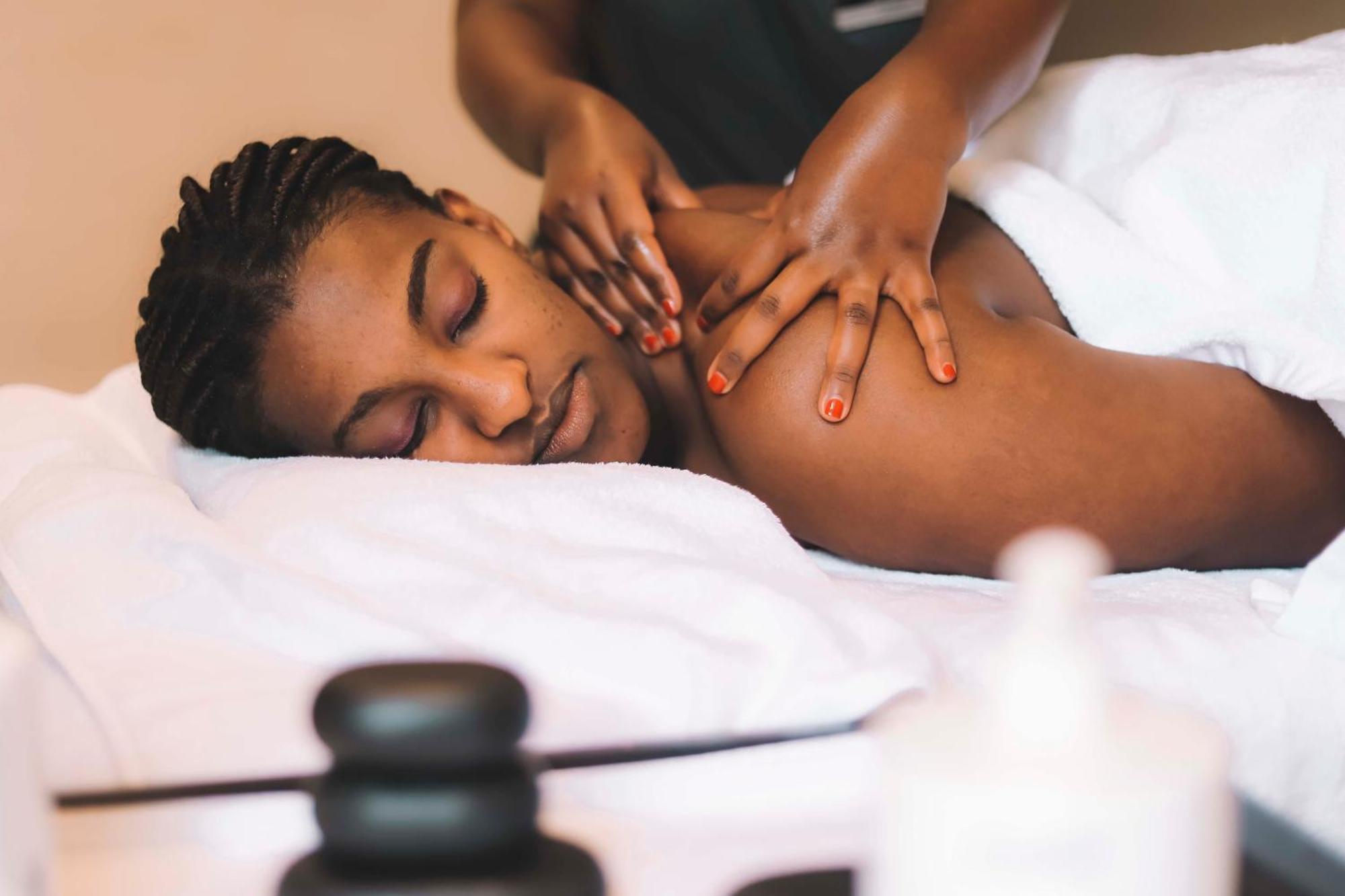 Radisson Blu Hotel & Convention Centre คิกาลี ภายนอก รูปภาพ A woman receiving a massage