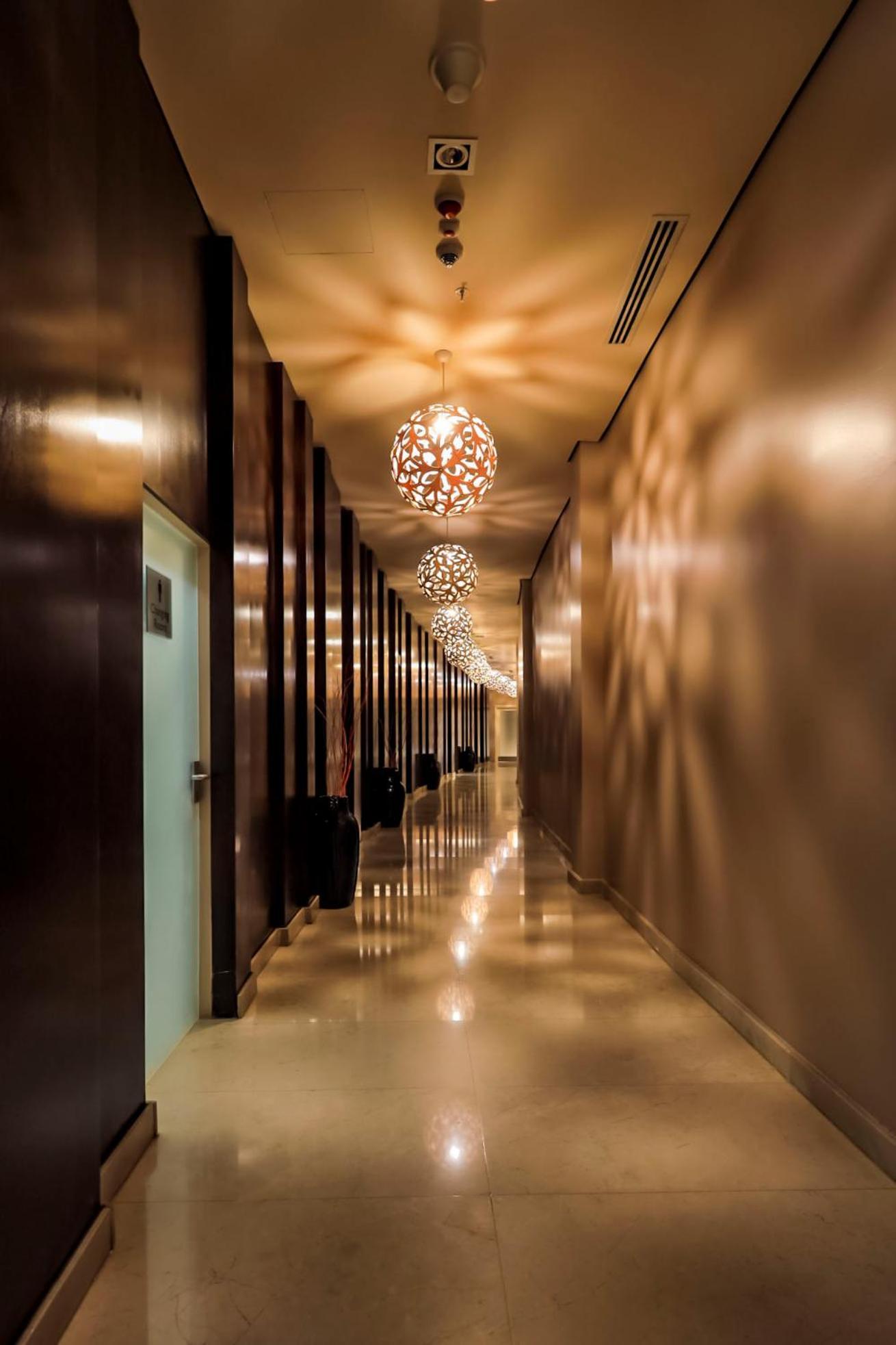 Radisson Blu Hotel & Convention Centre คิกาลี ภายนอก รูปภาพ A corridor at the hotel
