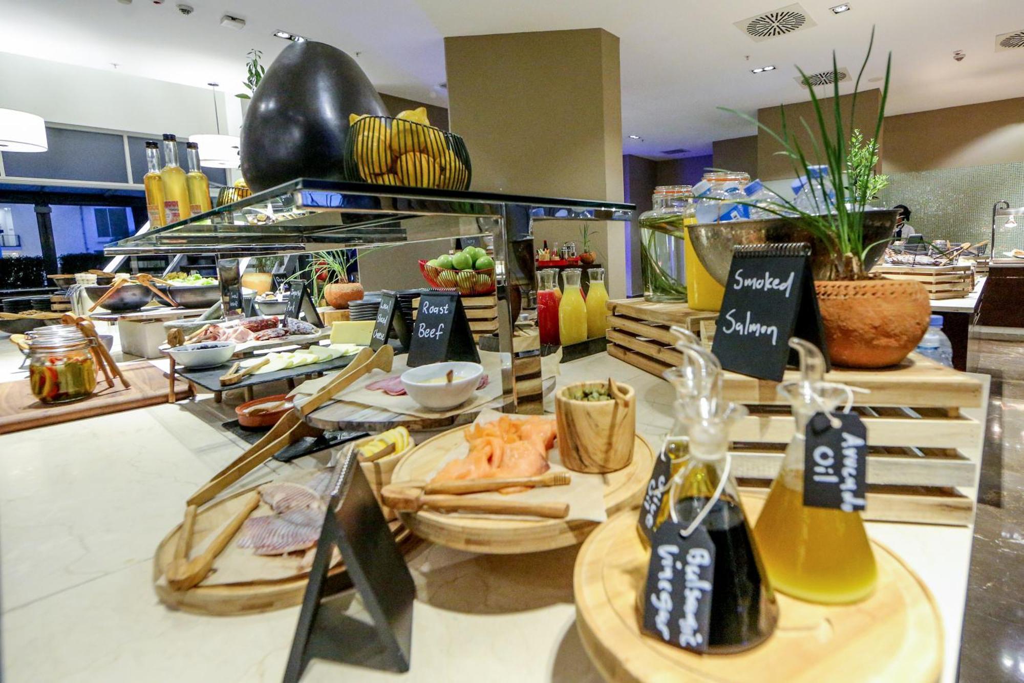 Radisson Blu Hotel & Convention Centre คิกาลี ภายนอก รูปภาพ A salad bar at a hotel