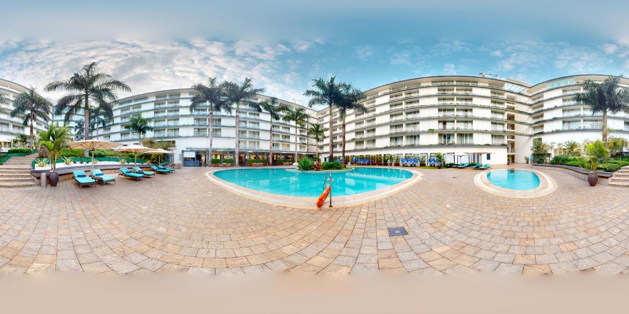 Radisson Blu Hotel & Convention Centre คิกาลี ภายนอก รูปภาพ The pool at the hotel