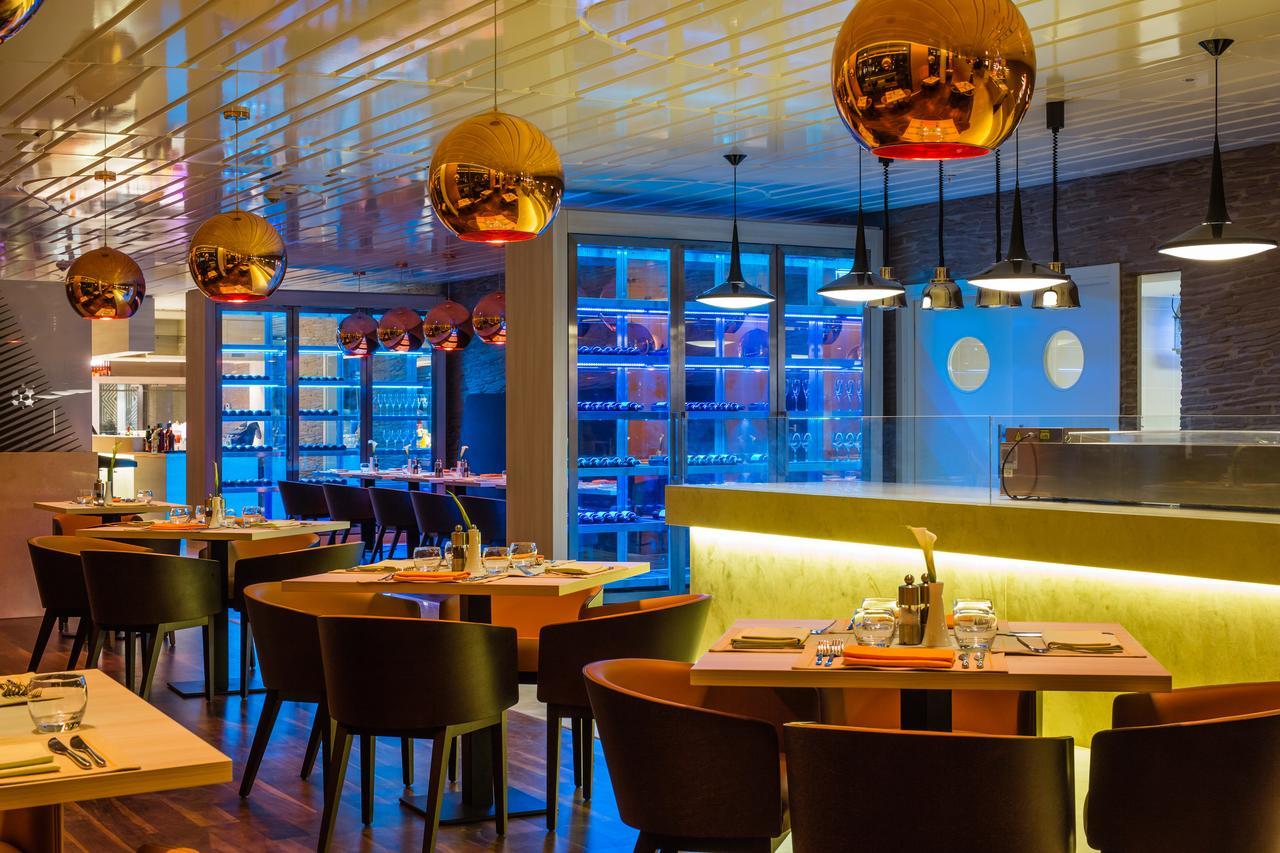 Radisson Blu Hotel & Convention Centre คิกาลี ภายนอก รูปภาพ The interior of the restaurant