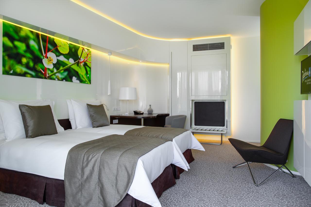 Radisson Blu Hotel & Convention Centre คิกาลี ภายนอก รูปภาพ A room at the hotel