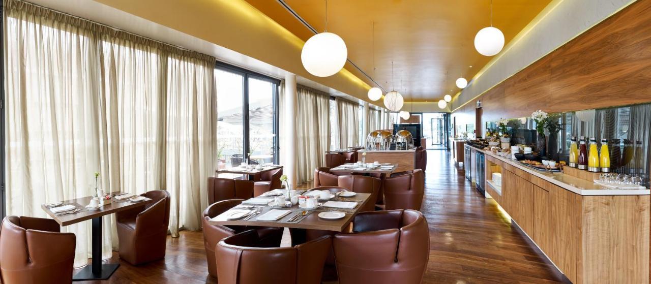Radisson Blu Hotel & Convention Centre คิกาลี ภายนอก รูปภาพ Restaurant