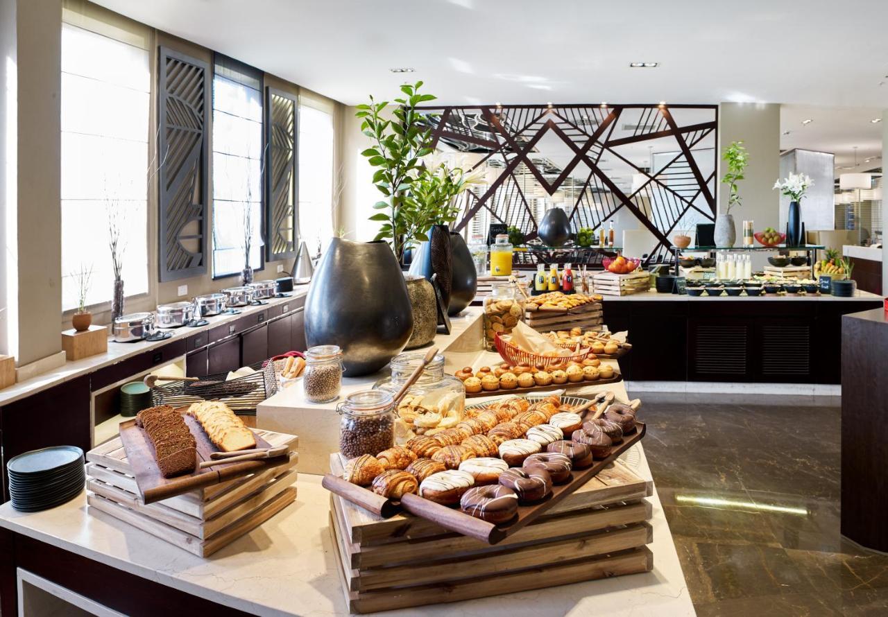 Radisson Blu Hotel & Convention Centre คิกาลี ภายนอก รูปภาพ The buffet at the 1010 restaurant