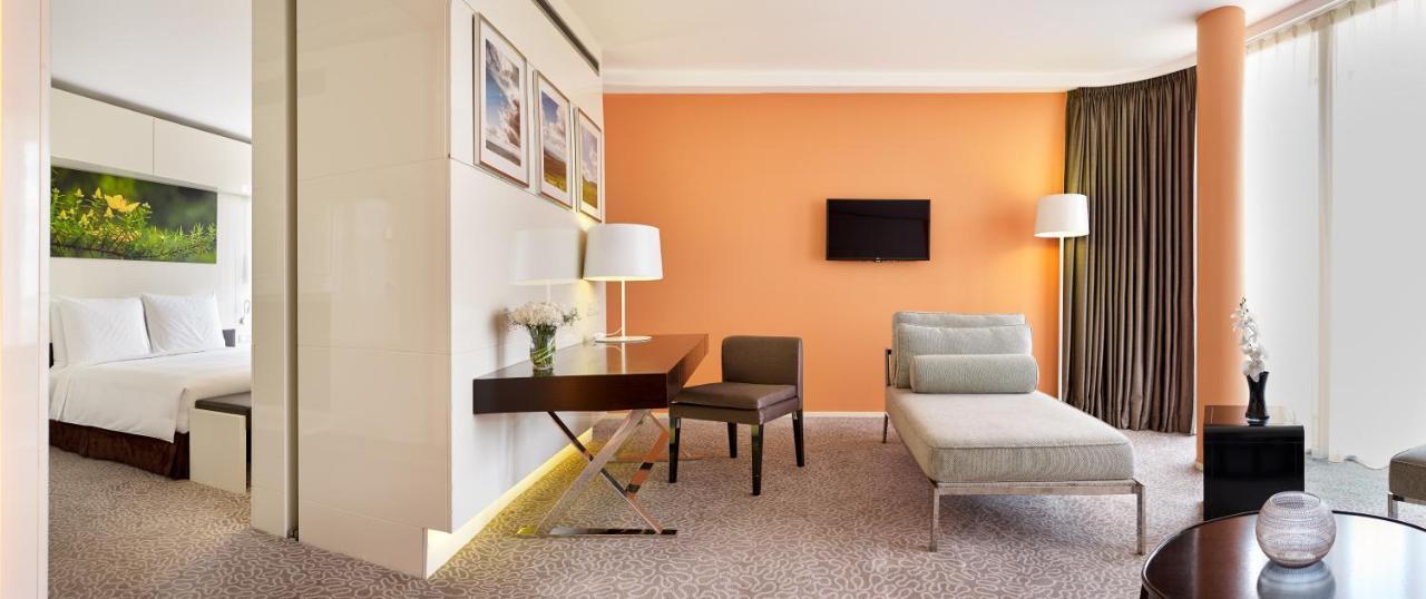 Radisson Blu Hotel & Convention Centre คิกาลี ภายนอก รูปภาพ A room at the hotel