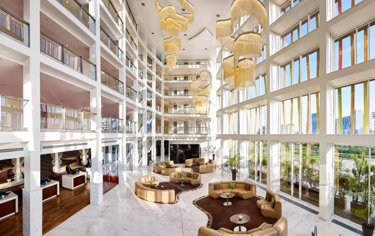 Radisson Blu Hotel & Convention Centre คิกาลี ภายนอก รูปภาพ The lobby of the hotel