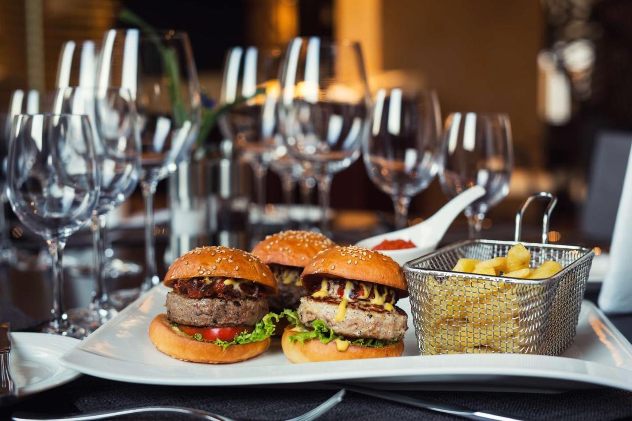 Radisson Blu Hotel & Convention Centre คิกาลี ภายนอก รูปภาพ A selection of sliders