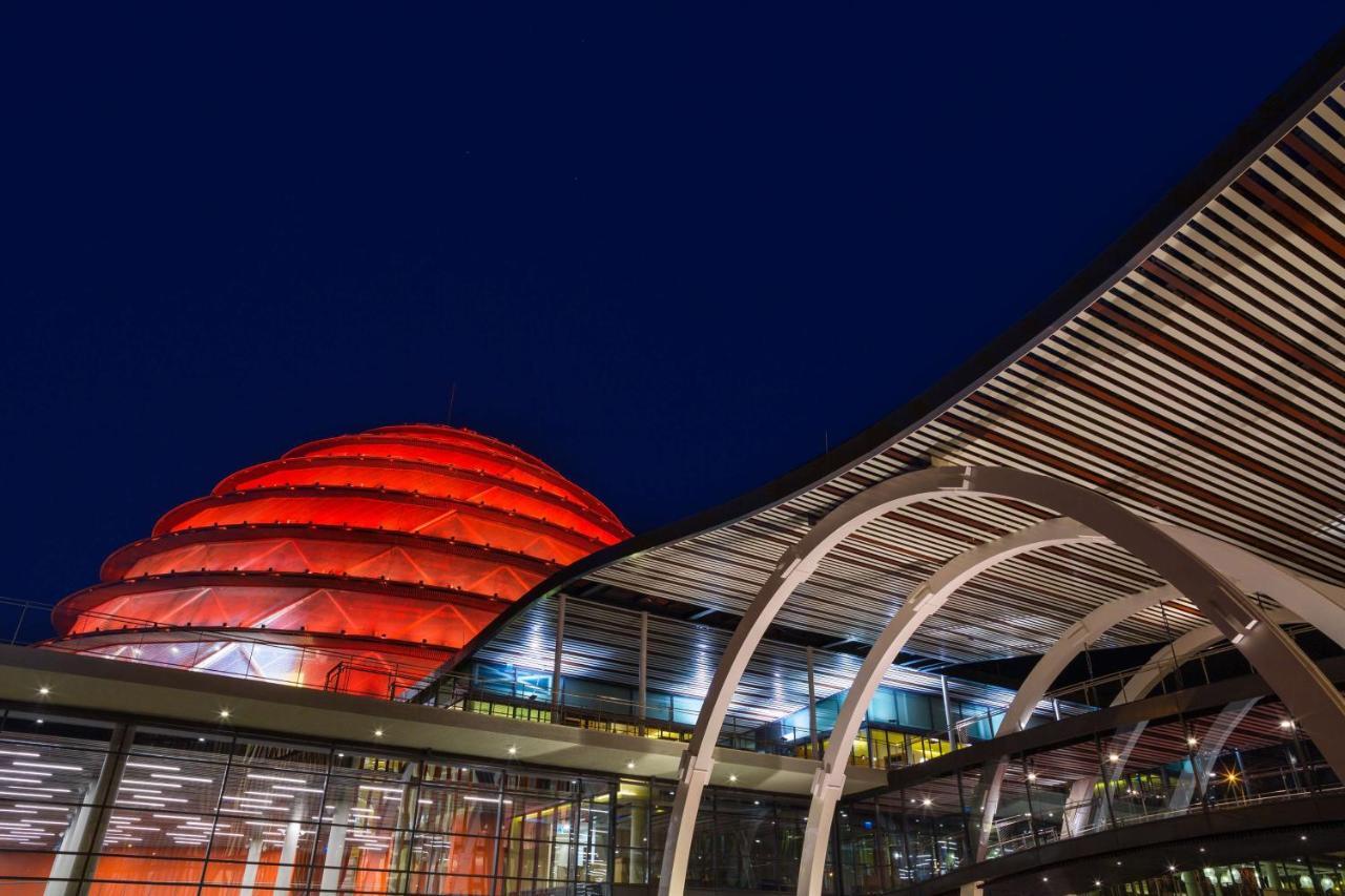 Radisson Blu Hotel & Convention Centre คิกาลี ภายนอก รูปภาพ The station at night