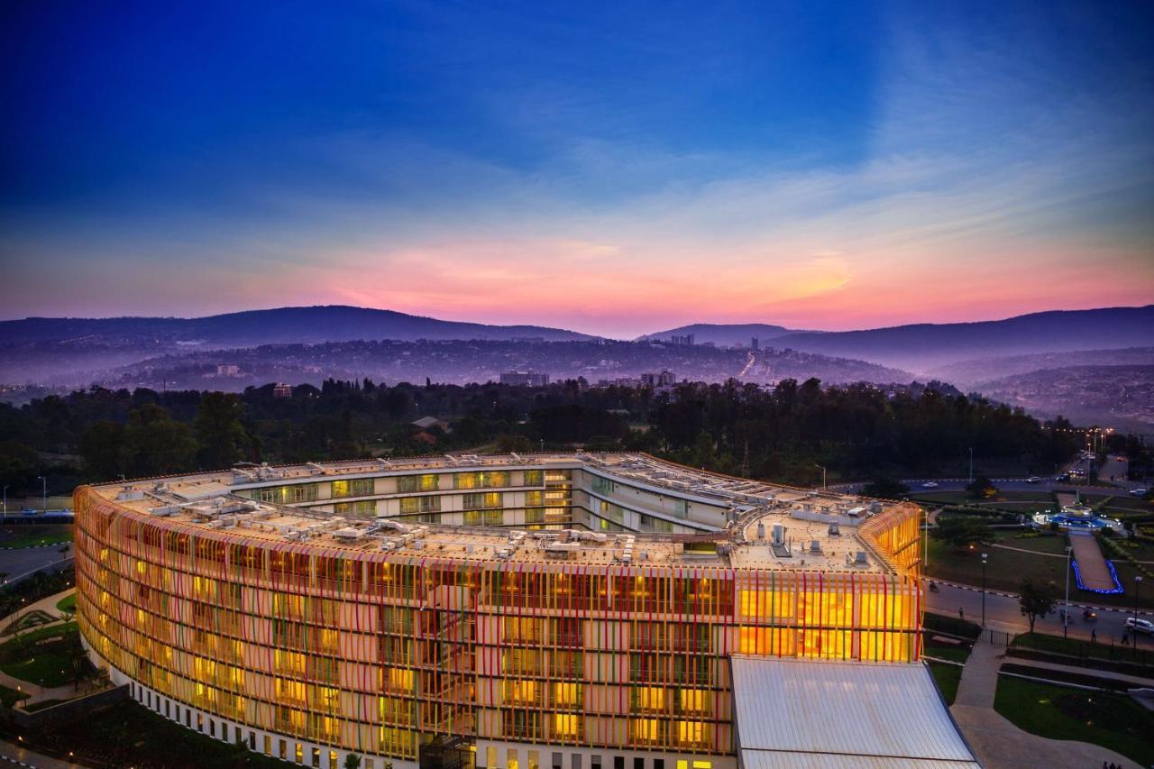Radisson Blu Hotel & Convention Centre คิกาลี ภายนอก รูปภาพ The Pentagon at sunset