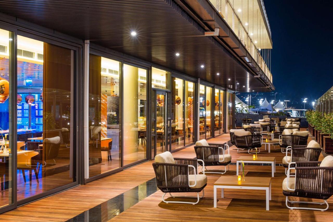 Radisson Blu Hotel & Convention Centre คิกาลี ภายนอก รูปภาพ The Deck