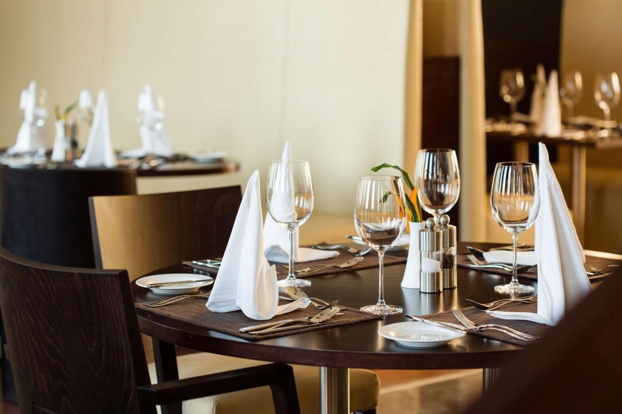 Radisson Blu Hotel & Convention Centre คิกาลี ภายนอก รูปภาพ A table set for fine dining