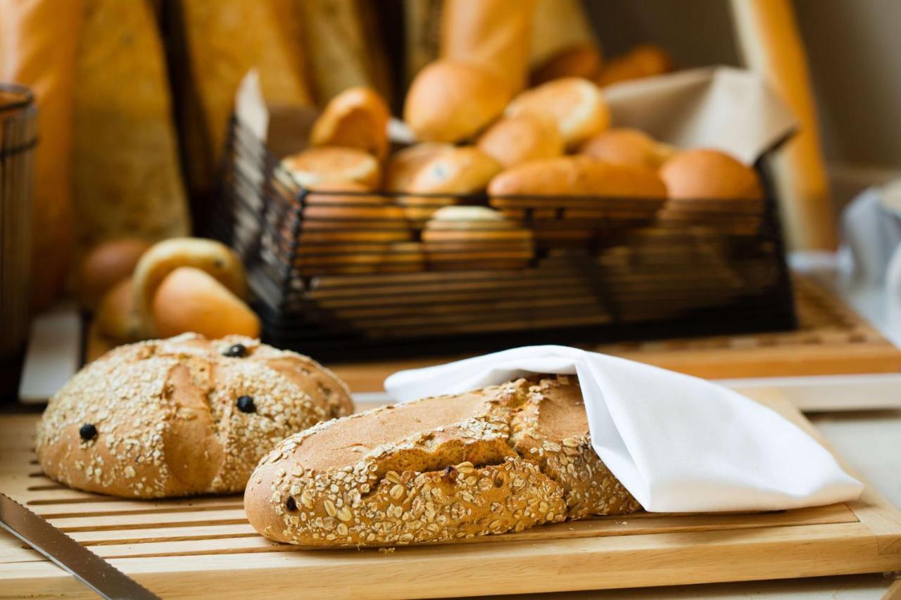 Radisson Blu Hotel & Convention Centre คิกาลี ภายนอก รูปภาพ Bread