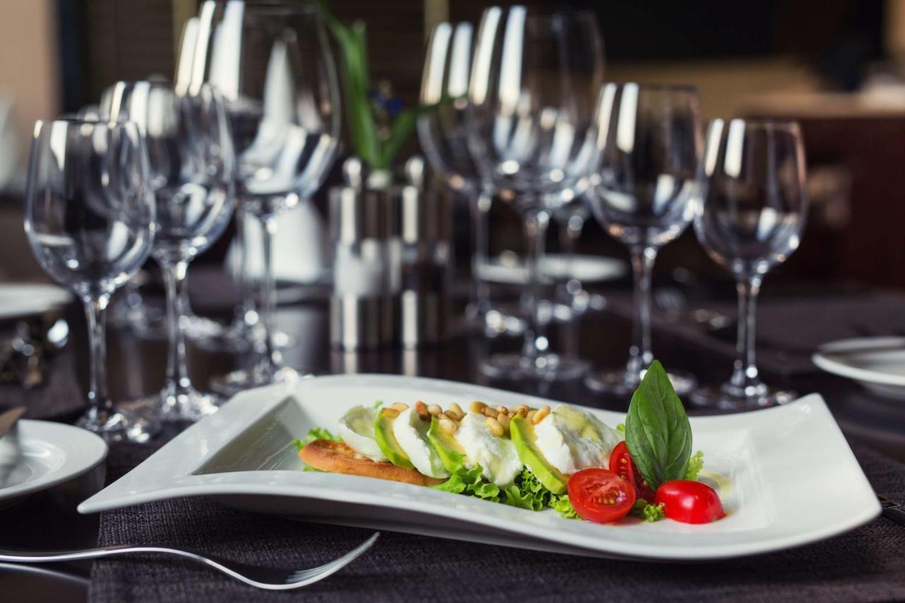 Radisson Blu Hotel & Convention Centre คิกาลี ภายนอก รูปภาพ A salad