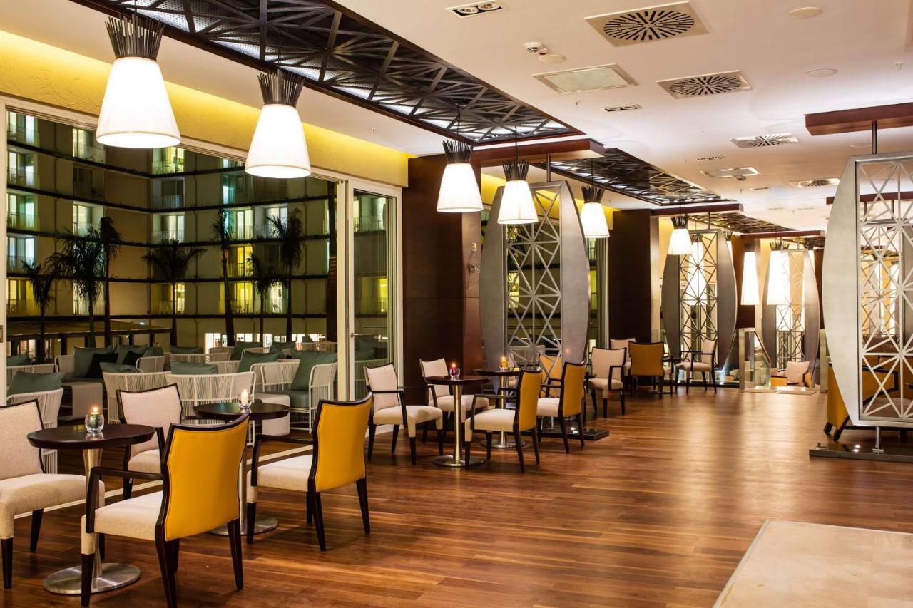 Radisson Blu Hotel & Convention Centre คิกาลี ภายนอก รูปภาพ The interior of the lounge
