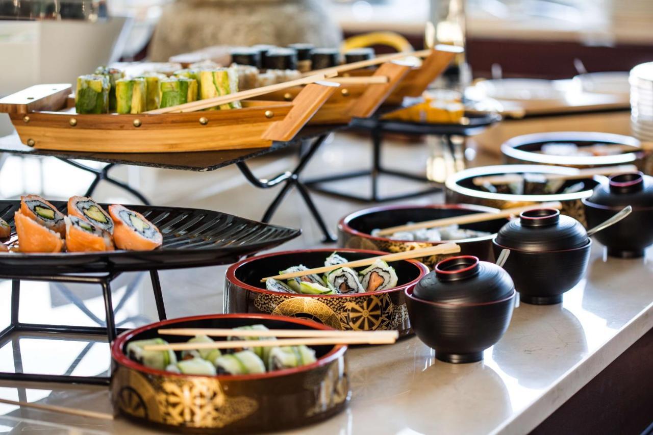 Radisson Blu Hotel & Convention Centre คิกาลี ภายนอก รูปภาพ Sushi at the buffet