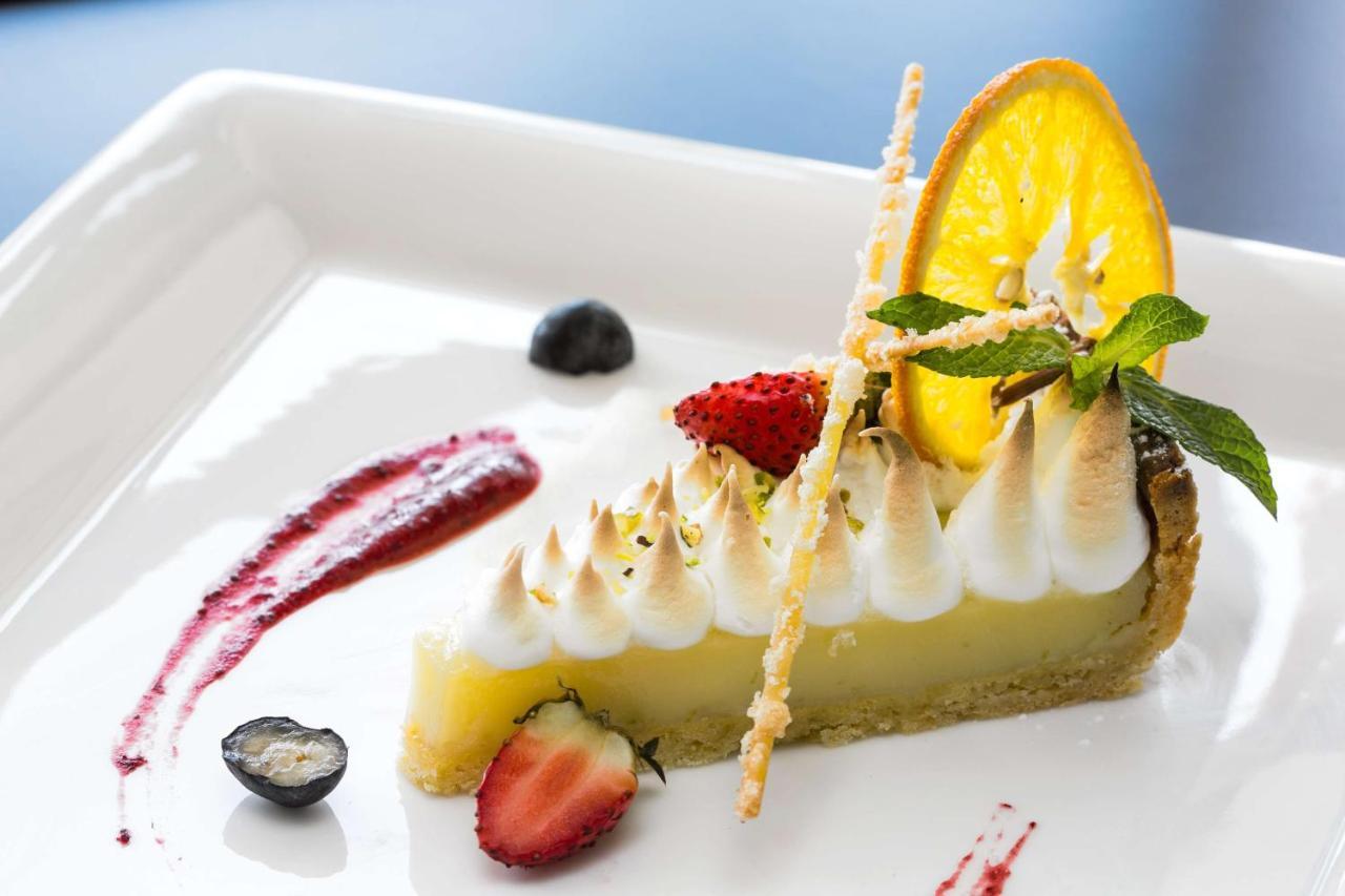 Radisson Blu Hotel & Convention Centre คิกาลี ภายนอก รูปภาพ A lemon meringue tart