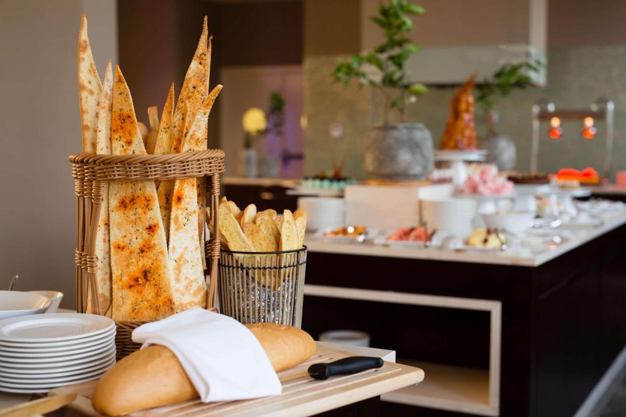 Radisson Blu Hotel & Convention Centre คิกาลี ภายนอก รูปภาพ Bread at a buffet